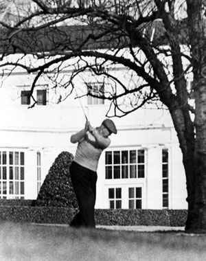 Ike plays golf at White House