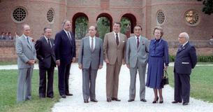 President Ronald Reagan standing at the center of a group photo at the G-7 Summit in Williamsburg, Virginia