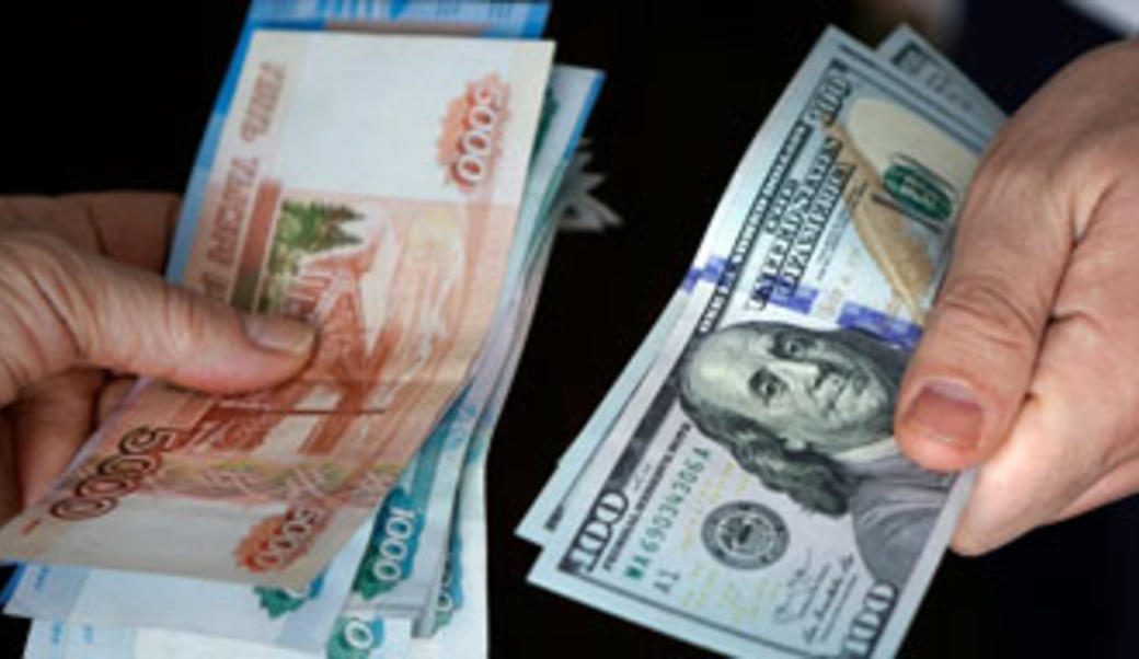 hands holding rubles and dollars